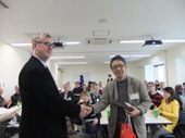 MIDEプログラム代表Yrjö Neuvo教授から飯島淳一研究科長へお土産を頂きました。
